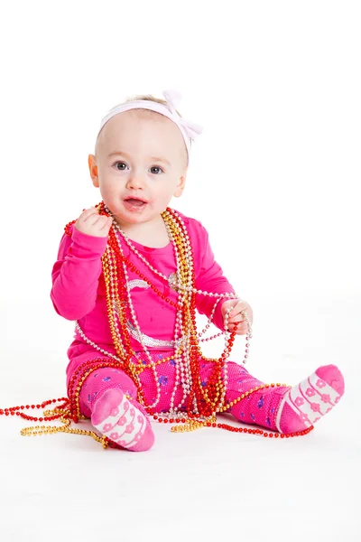 Bambina che gioca con le perline. Bellissima bambina. Buon bambino. — Foto Stock