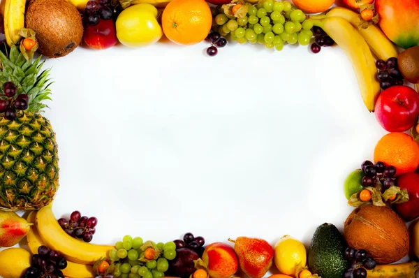 境界線またはカラフルな果物のフレーム。エキゾチックなフルーツは、白い背景で隔離の品揃え. — ストック写真