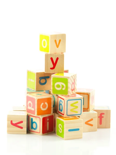 Leksakstärningar av trä med bokstäver. Alfabetsblock av trä. — Stockfoto