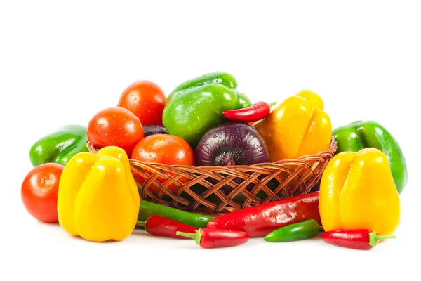 Verduras frescas en canasta aisladas sobre blanco. Bio Vegetable. Co — Foto de Stock