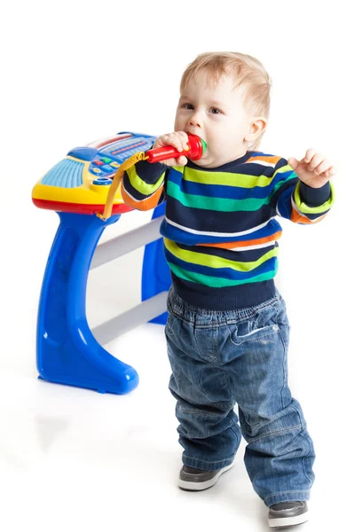 Niño pequeño y el teclado sobre fondo blanco. niño divertido bebé . — Foto de Stock