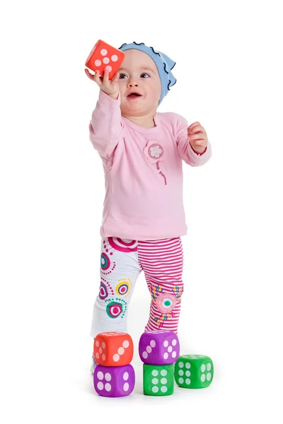 Bebê está brincando com brinquedos sobre fundo branco. Engraçado criança brincando com brinquedos copo — Fotografia de Stock