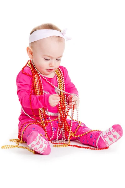 A kislány játszó gyöngyök. gyönyörű kislány. Boldog baba — Stock Fotó