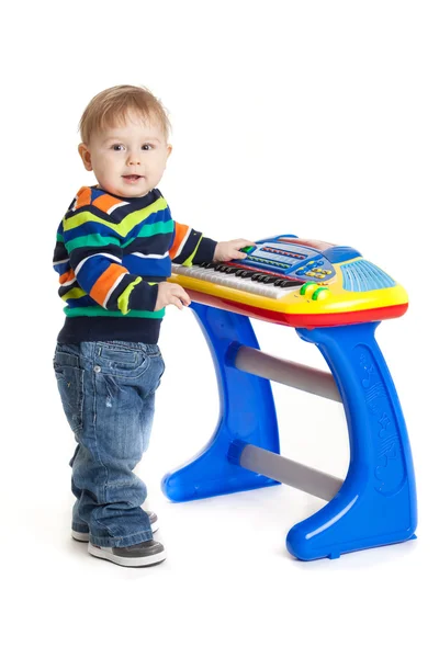 Niño pequeño y el teclado sobre fondo blanco. niño divertido bebé . — Foto de Stock