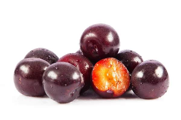 Rode pruim fruit geïsoleerd op een witte achtergrond. verse rijpe gewassen — Stockfoto