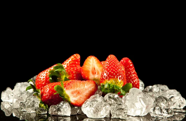 Erdbeere auf schwarzem Hintergrund. Erdbeeren mit Eiswürfeln auf — Stockfoto