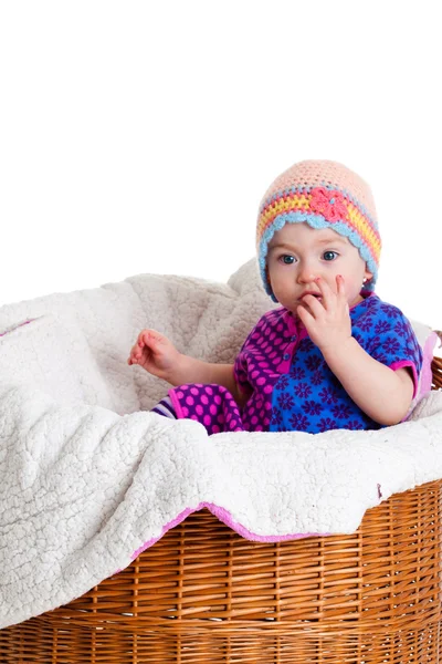 Baby Mädchen sitzt im Korb. — Stockfoto