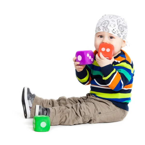 Bebê está brincando com brinquedos sobre fundo branco. Pequeno engraçado k — Fotografia de Stock