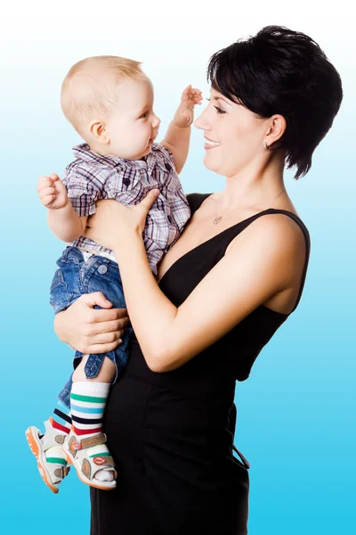 Hermosa feliz Mather con el niño atractivo. Retrato de ba — Foto de Stock