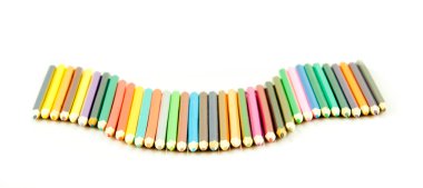 Beyaz arka plan üzerinde izole renkli kalemler. birçok farklı col