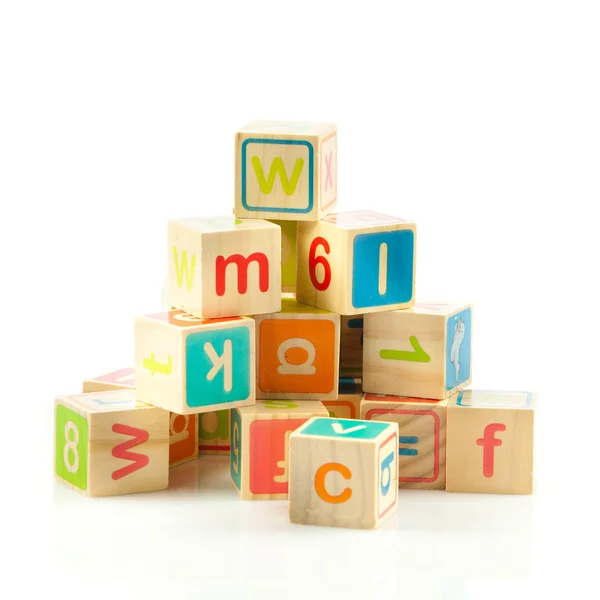 Cubos de brinquedo de madeira com letras. Blocos de alfabeto de madeira. — Fotografia de Stock