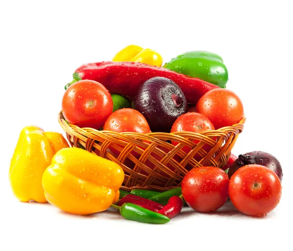 Fresh vegetables in basket isolated on white. Bio Vegetable. Co — Stock Photo, Image