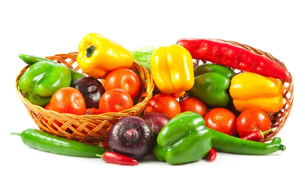 Légumes frais dans le panier isolé sur blanc. Légumes bio. Co — Photo