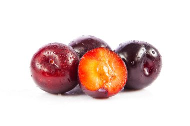 Beyaz arka plan üzerinde izole kırmızı Erik meyve. Olgun yıkanmış taze