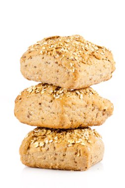 Beyaz bir arka plan üzerinde ekmek. beyaz izole lezzetli çörekler