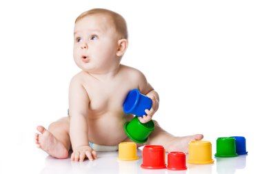 Bebek Kupası oyuncaklar ile oynama. Beyaz arka plan üzerinde izole