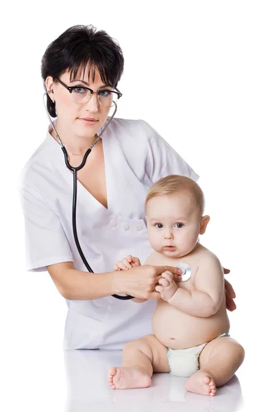 Mooie dokter en baby op een witte achtergrond. Stockafbeelding