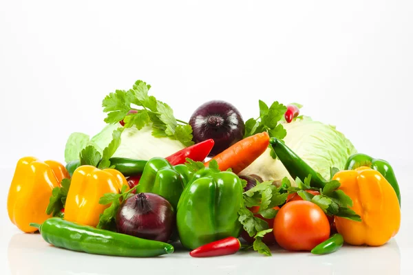 Čerstvá zelenina, izolované na bílém pozadí. zdravé stravování. s — Stock fotografie