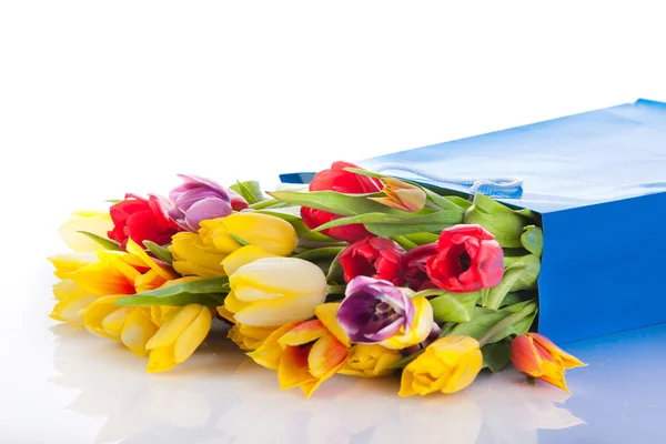 Buquê de flores de tulipa no saco azul — Fotografia de Stock