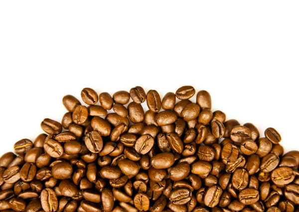 Kaffe gränsen. brun kaffebönor isolerad på vit bakgrund. — Stockfoto
