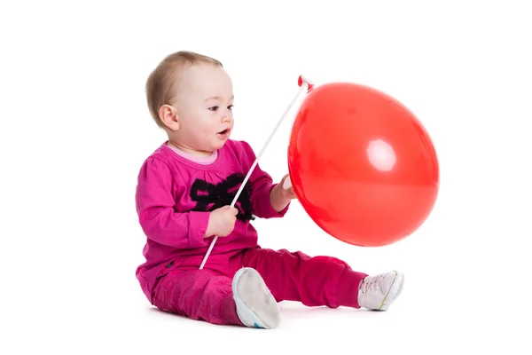 Kleines Mädchen mit Ball. — Stockfoto