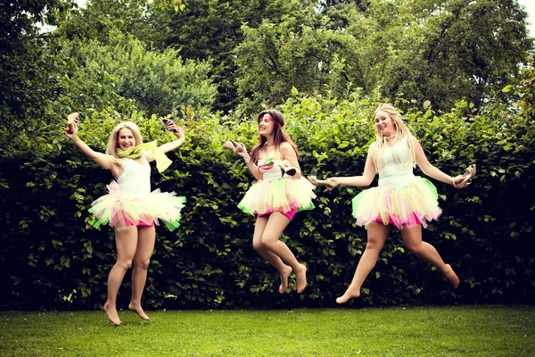 Hermosas mujeres jóvenes felices saltando . — Foto de Stock