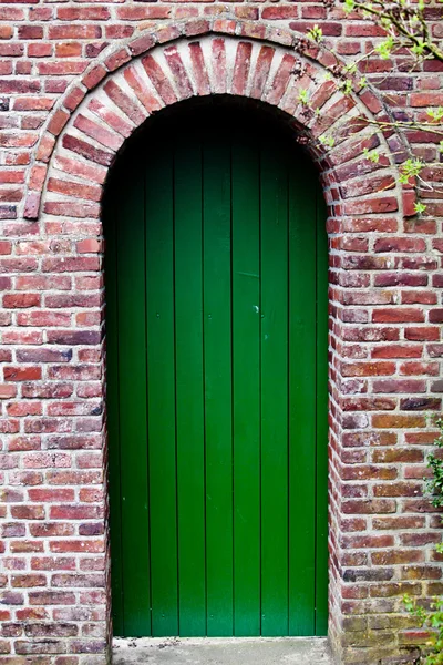 Voordeur van een prachtige rode bakstenen huis — Stockfoto