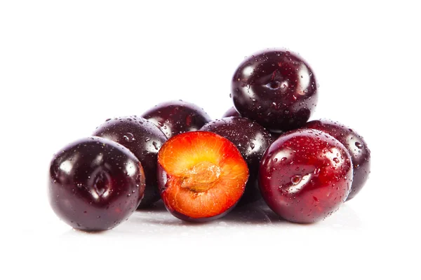 Rode pruim fruit geïsoleerd op een witte achtergrond. verse rijpe gewassen — Stockfoto