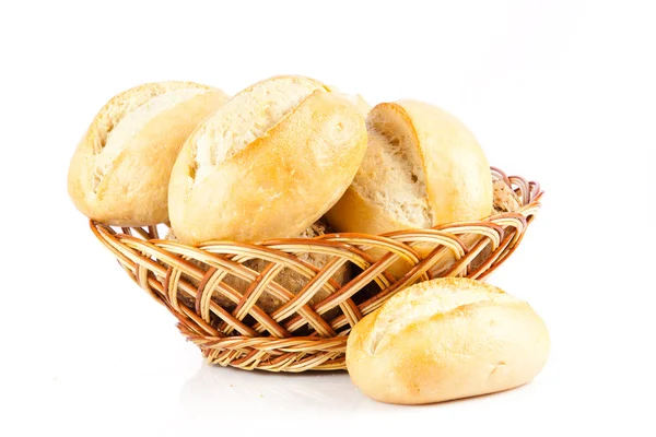 Pan sobre fondo blanco. deliciosos bollos aislados en blanco — Foto de Stock