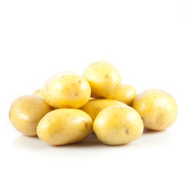 Beyaz arka planda taze patates..