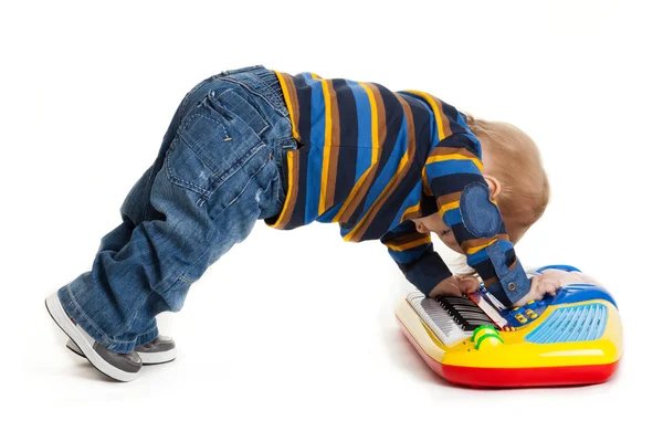 Niño pequeño y el teclado sobre fondo blanco. niño divertido bebé . —  Fotos de Stock