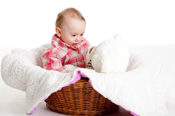 Baby Mädchen sitzt im Korb. — Stockfoto