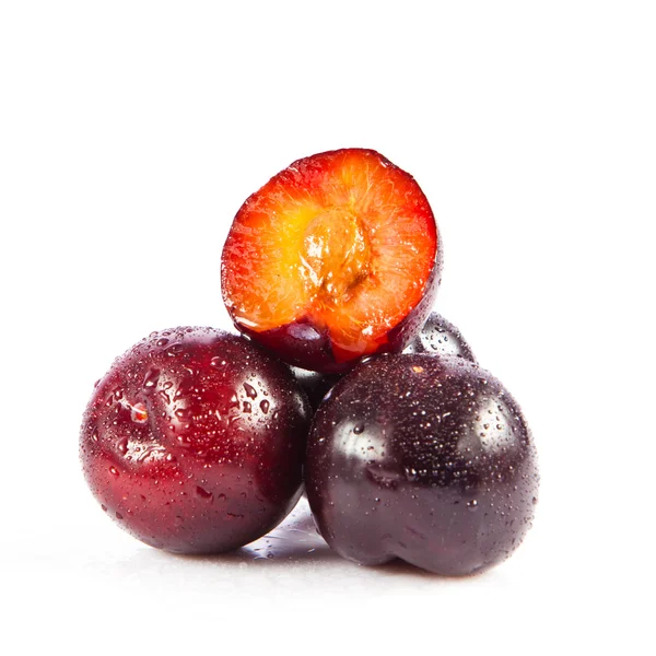 Fruta de ameixa vermelha isolada sobre fundo branco. Fresco maduro lavado — Fotografia de Stock