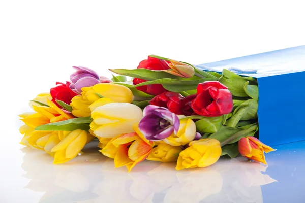 Csokor, tulipán virág a kék táska — Stock Fotó