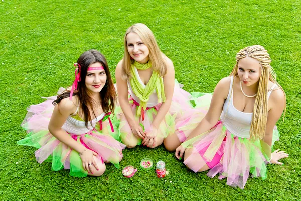 Sorridente Felice ragazza amici nel parco . — Foto Stock