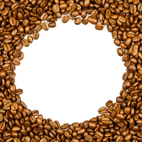 Marco hecho de granos de café tostados sobre fondo blanco . — Foto de Stock