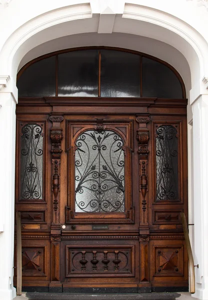 Vecchia porta in legno . — Foto Stock