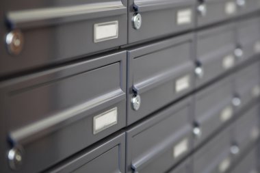 Metalik posta kutuları.