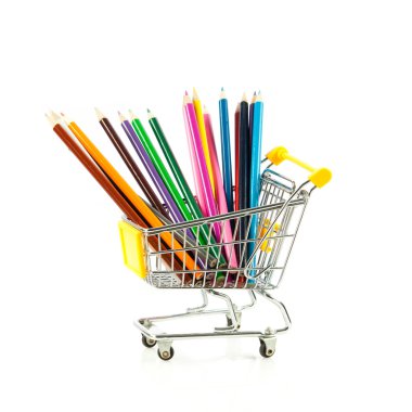 alışveriş sepeti içinde renkli kalemler.