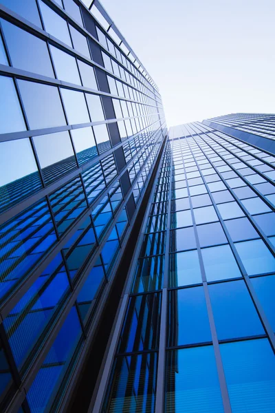 オフィスビル。ガラス張りのモダンな高層ビルのシルエット — ストック写真