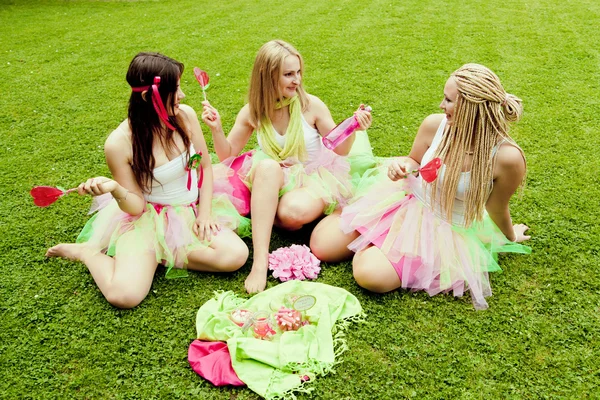 Skupina krásné kamarádky s úsměvem. tři hezké dívky — Stock fotografie