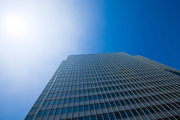 Immeubles de bureaux. silhouettes en verre modernes de gratte-ciel — Photo