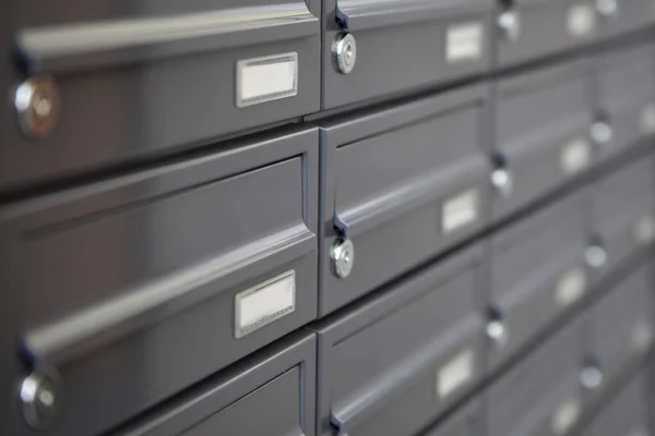 Metalik posta kutuları.