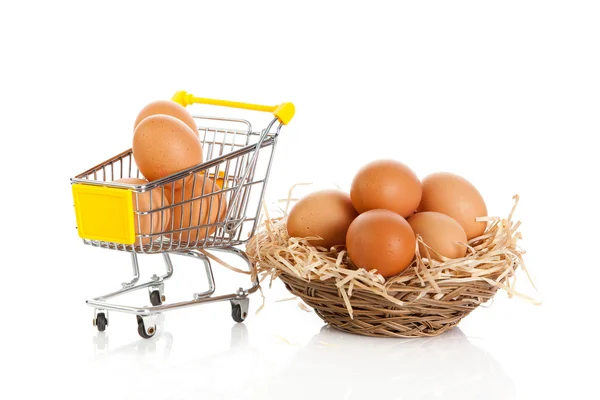 Ovos no carrinho de compras isolados em branco. Ovos castanhos no b — Fotografia de Stock