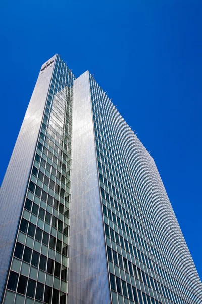 Edificios de oficinas. siluetas de cristal modernas de rascacielos —  Fotos de Stock
