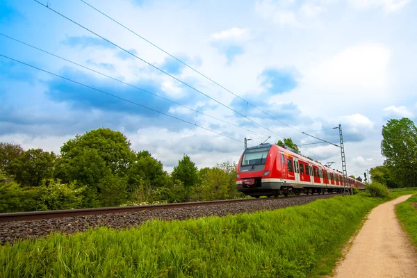 Τρένο εν κινήσει. σύγχρονο κόκκινο τρένο — Φωτογραφία Αρχείου