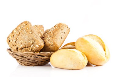 Beyaz bir arka plan üzerinde ekmek. beyaz izole lezzetli çörekler