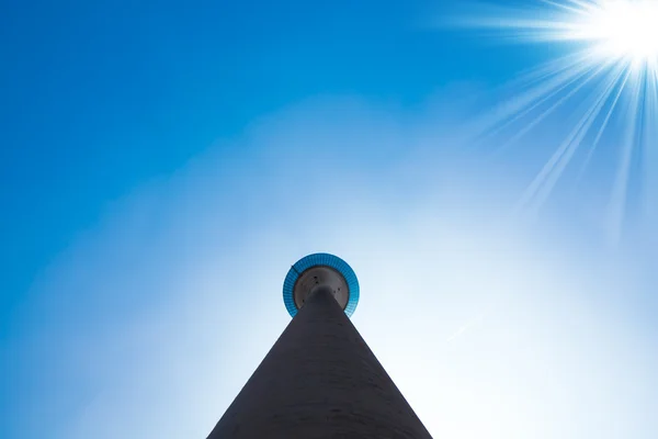 La moderna torre "Rheinturm Dusseldorf" en Alemania. Torre de TV i —  Fotos de Stock