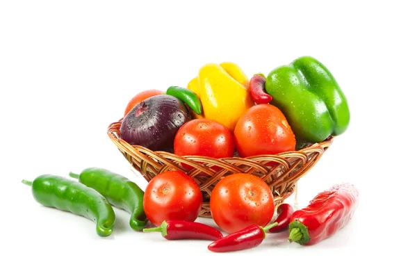 Légumes frais dans le panier isolé sur blanc. Légumes bio. Co — Photo