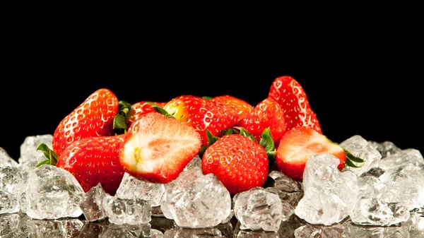 Strawberry on black background. strawberries with ice cubes on — Stock Photo, Image